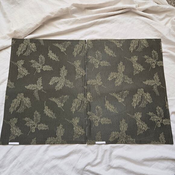 Holly Berry Set of 4 Placemat/Napkin w Gold/Silver Tone Jingle Bell Napkin Rings - Picture 3 of 16